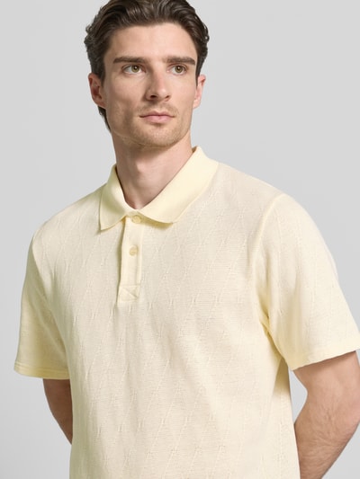 Männermodel trägt Regular Fit Poloshirt mit Knopfleiste Modell 'Gabriel' von Wood Wood, Reine Baumwolle, Nahaufnahme Oberkörper.