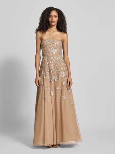 Vrouwenmodel draagt avondkleid im Off-Shoulder-Look van Adrianna Papell, getailleerd, met sierbesatz, beige tint, volledig zicht van voren.