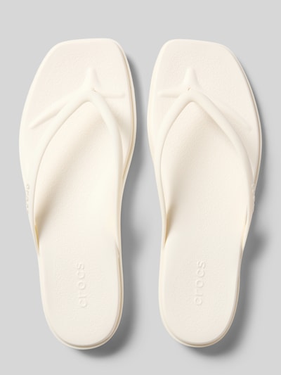 Productfoto, Zehentrenner mit Label-Detail Modell 'Miami Flip' van Crocs voor dames in gebroken wit met afgeronde punt, comfortmodel, hakhoogte bij maat 39/40: 2 cm, structuur met fijne textuur
