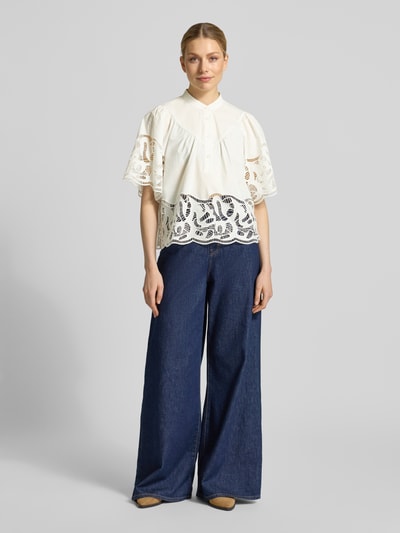 Frauenmodel trägt Regular Fit Bluse mit Spitze Modell 'LINDA' von SUNCOO PARIS aus reiner Baumwolle, Stehkragen, Knopfleiste, Weiß, Ganzkörperansicht von vorne.