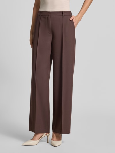 Vrouwenmodel draagt Regular fit pantalon met viscose van s.Oliver BLACK LABEL in bruin, rechte pijpen, gladde textuur, detailopname, Dames