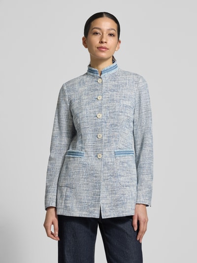 Vrouwenmodel draagt Blazer mit Stehkragen und aufgesetzten Eingrifftaschen van WHITE LABEL in blauwe katoenmengeling, getailleerde fit, knoopsluiting, opgestikte steekzakken, vooraanzicht voorkant, borstwijdte maat 36: 44 cm, ruglengte: 70 cm, mouwlengte: 60 cm.