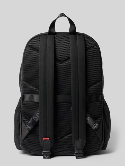 Produktfoto, plecak z aplikacją z metką z metalu model 'AYDEN_NEW_BACKPACK' od HUGO, efekt: jednolity kolor, główna przegroda, dwie kieszenie zapinane na zamek błyskawiczny na zewnątrz, przegródka na laptop, boczne kieszenie, możliwość noszenia na szelkach, kontekst: plecak męski