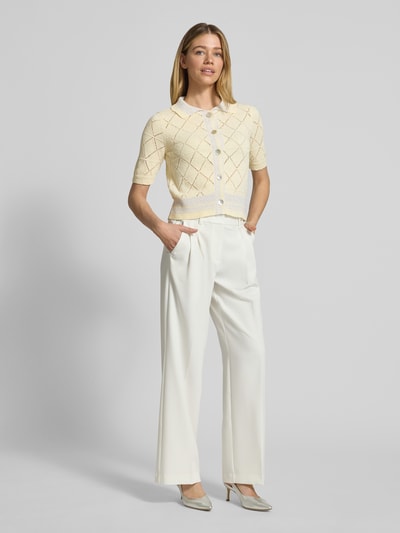Frauenmodel trägt Regular Fit Cardigan in Strick-Optik von Rich & Royal, Material-Mix mit Baumwoll-Anteil, Umlegekragen, Halbarm, durchgängige Knopfleiste, semitransparentes Design, Rückenlänge bei Größe S: 51 cm, Ärmellänge bei Größe S: 24 cm, helle Farben, ganzkörperansicht von vorne.