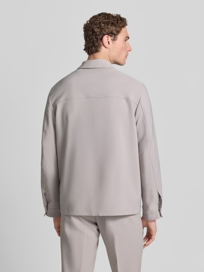 Männermodel trägt Regular Fit Overshirt mit Brusttaschen von MCNEAL aus Material-Mix mit Stretch-Anteil, Sportmanschetten, Rückenlänge 73 cm, Ganzkörperansicht Rückansicht.