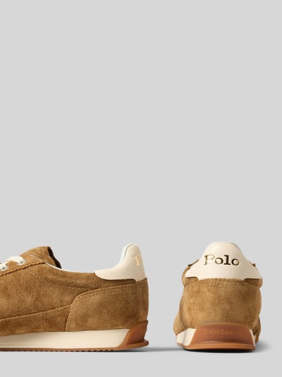 Produktfoto, Sneaker aus echtem Rindsleder von Polo Ralph Lauren in Braun und Beige mit weicher Wildleder-Textur auf hellem Hintergrund. Damen Sneaker von Polo Ralph Lauren