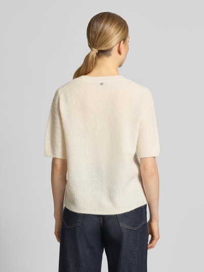 Frauenmodel trägt Cardigan aus Woll-Mix mit 1/2-Arm Modell 'Thora' von MOS MOSH in Creme, strukturierte feine Oberfläche, Regular Fit, Ganzkörperansicht Rückansicht.