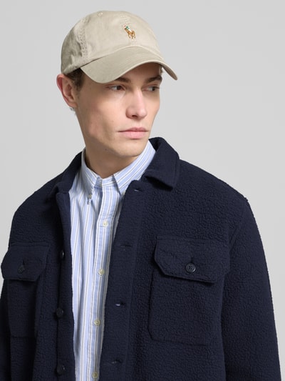 Männermodel trägt Hemdjacke mit Kentkragen von Polo Ralph Lauren, Regular-Fit, Knopfleiste, Brusttaschen, Rückenlänge 72 cm, Nahaufnahme Oberkörper.