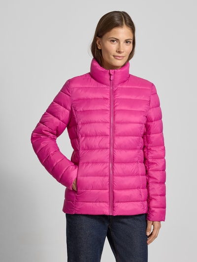 Vrouwenmodel draagt Gewatteerd jack met opstaande kraag van Christian Berg Woman Selection, regular fit, felle roze kleur, Ganzkörperansicht von vorne. Ruglengte maat 36: 64 cm, schouderbreedte 41 cm, borstwijdte 52 cm, mouwlengte 64 cm, ritssluiting, ritszakken.