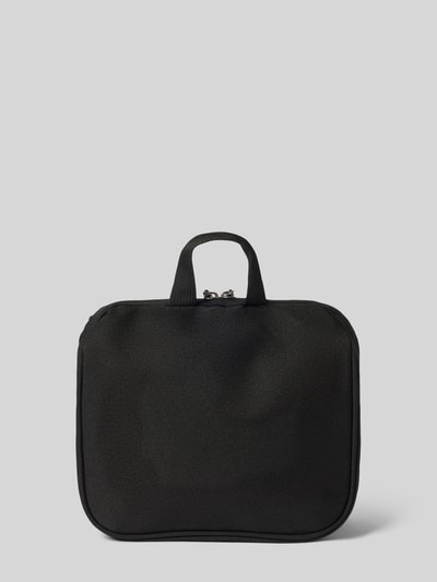 Produktfoto, Kulturtasche mit Label-Details Modell 'Blanc Delight' von bugatti in Schwarz, rechteckige Form, strukturierte Oberfläche, neutraler Hintergrund, Hauptfach mit Reißverschluss, Tragehenkel, 25x23x8 cm, 16 cm Schulterriemenlänge.