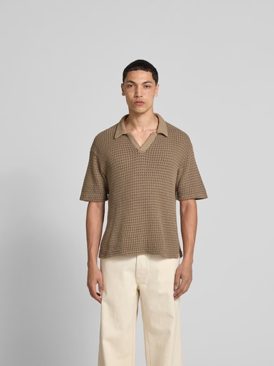 Officine Générale Poloshirt mit V-Ausschnitt Hellbraun 4