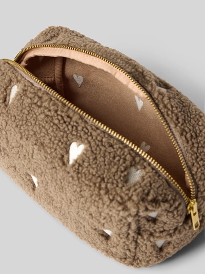 Produktfoto, Etui aus Teddyfell von Studio Noos in Braun mit Allover-Motiv-Stitching, Reißverschluss und Logo-Detail, weiche Textur