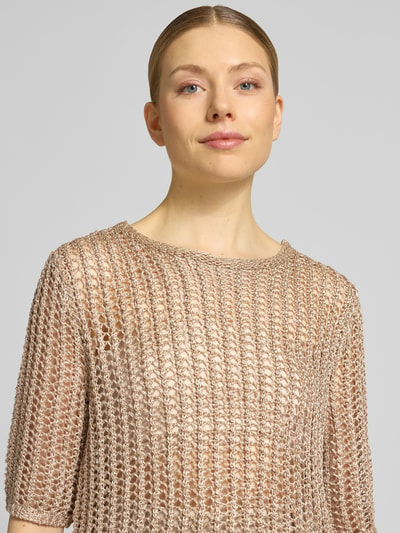Frauenmodel trägt Regular Fit T-Shirt aus Viskose-Mix in Strick-Optik von Betty Barclay, U-Boot-Ausschnitt, Lochmuster, Halbarm, Nahaufnahme Oberkörper.