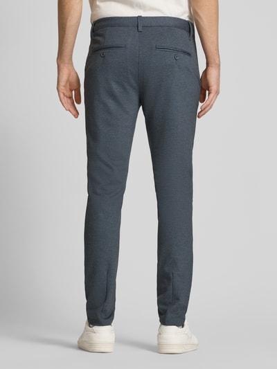 Männermodel trägt Slim Fit Chino aus Viskose-Mix Modell 'MARK' von Only & Sons in Melange-Optik mit Gesäßtaschen, Ganzkörperansicht Rückansicht.