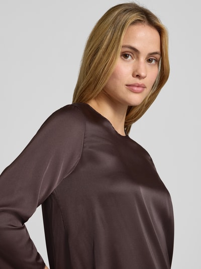 Vrouwenmodel draagt blouse uit satijn van Rinascimento, donkerbruin, getailleerd, materiaalmix met stretch, ronde hals, met lange mouwen, Nahaufnahme Oberkörper.