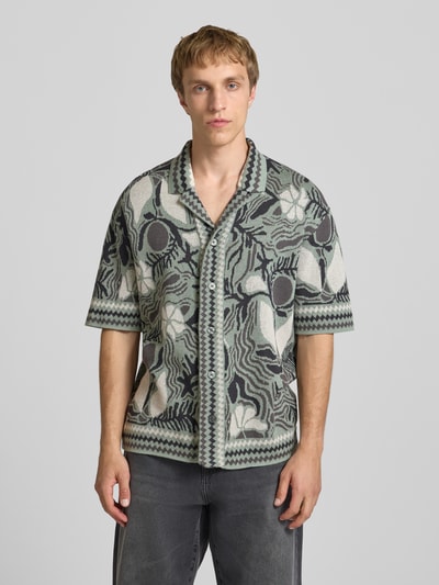 Männermodel trägt Relaxed Fit Freizeithemd aus Baumwoll-Mix Modell 'DUKE' von Only & Sons, mehrfarbig floral gemustert, Ganzkörperansicht von vorne.