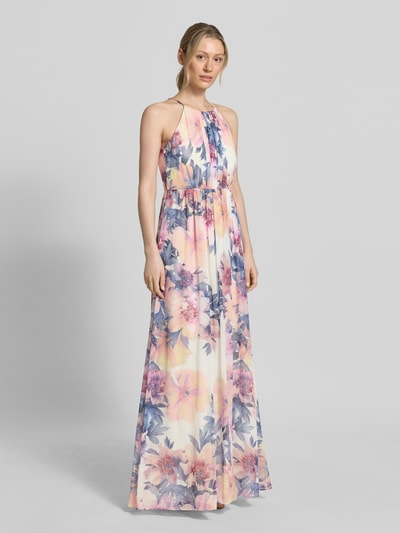 Modelka nosi Maxikleid aus Chiffon im Allover-Look von Jake*s Cocktail, wzór w pastelowe kwiaty, lekko przezroczysty materiał, długość maxi, plisy, A-linia, Szerokość w rozmiarze 36: 42 cm, długość tyłu 148 cm, widok całej sylwetki z przodu.