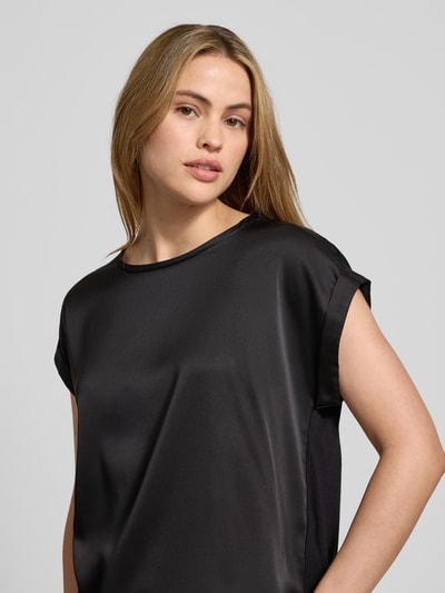 Vrouwenmodel draagt Blusenshirt met fixierten Ärmelaufschlägen Model 'VIELLETTE' van Vila in zwart viscosemix met stretch, los model, ronde hals, ruglengte maat 36 is 57 cm, Nahaufnahme bovenlichaam.