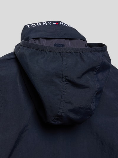 Tommy Hilfiger Teens Bomberka o kroju regular fit z napisem z logo Granatowy 2