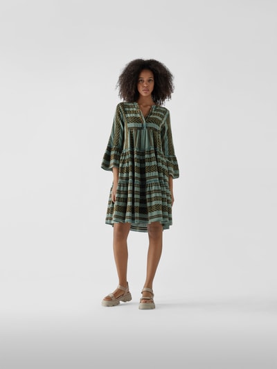 Devotion Knielanges Kleid mit V-Ausschnitt Lindgrün 1