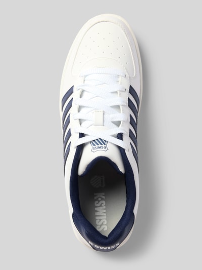 Produktfoto, Sneaker mit Label-Details Modell 'Court Cali' von K-SWISS für Herren, abgerundete Form, weiße Glattlederstruktur, blaue Details, Profilsohle, Schnürung, Absatzhöhe 3 cm, Schafthöhe 7 cm, Schaftweite 9 cm.