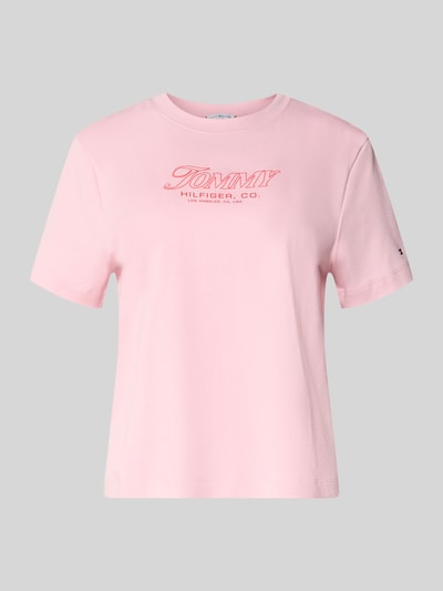 Produktfoto, Slim Fit T-Shirt aus reiner Baumwolle von Tommy Hilfiger in Optik: Unifarben, Label-Print, Rundhals, Kurzarm, Jersey.