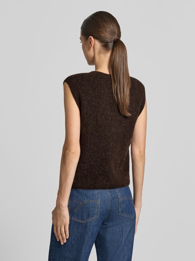 Frauenmodel trägt Regular Fit Cardigan aus elastischem Alpaka-Mix mit Knopfleiste von MOS MOSH in Dunkelbraun, ärmellos, texturierte Optik, Rückenlänge bei Größe S 46 cm, Ganzkörperansicht Rückansicht.