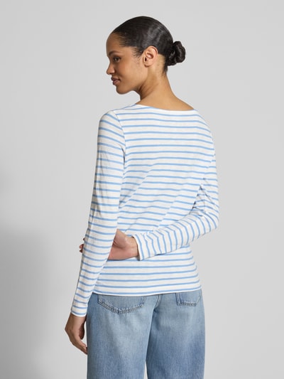 Frauenmodel trägt Regular Fit Langarmshirt aus reiner Baumwolle von s.Oliver RED LABEL, gestreift in Weiß und Hellblau, Ganzkörperansicht Rückansicht.
