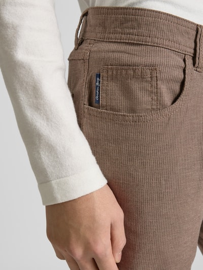 Christian Berg Men Tapered Fit Chino mit Strukturmuster Taupe 3