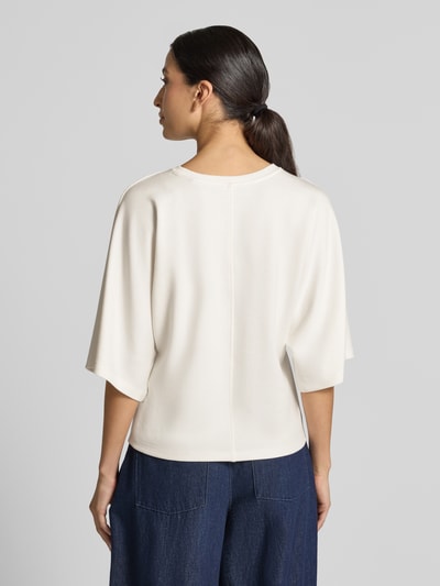 Frauenmodel trägt Relaxed Fit Sweatshirt aus elastischem Modal-Mix Modell 'Unora' von someday, cremeweiß, 1/2-Arm, Rückansicht, Ganzkörperansicht Rückansicht.