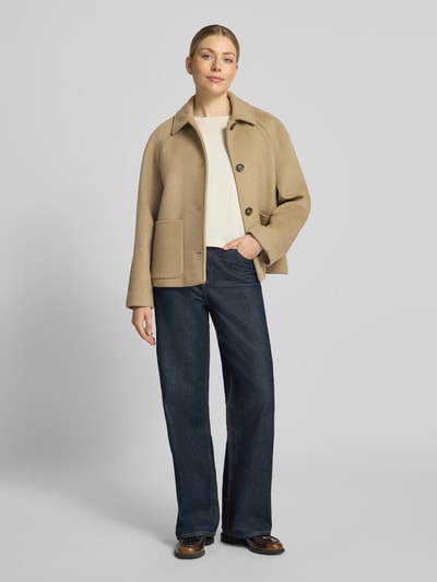 Frauenmodel trägt Relaxed Fit Jacke mit Woll-Anteil von Christian Berg Woman Selection in Beige, aufgesetzte Taschen, Knopfleiste, Ganzkörperansicht von vorne.