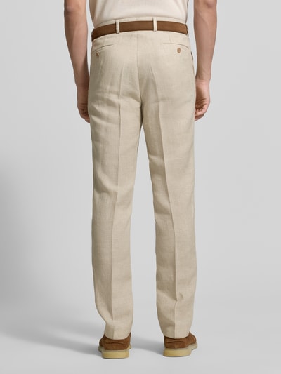 Mannenmodel draagt Slim Fit Leinenhose mit Woll- und Viskose-Anteil Modell 'Shiver' van Carl Gross in beige, mix van linnen en wol, met persplooien, steekzakken en achterzakken, knoop- en ritssluiting, bandwijdte maat 50: 45 cm, binnenbeenlengte maat 50: 81 cm, ganzkörperansicht rückansicht.
