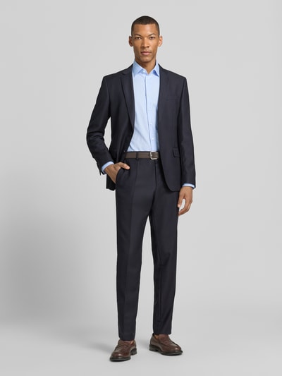 Männermodel trägt Regular Fit Business-Hemd mit Kentkragen von Christian Berg Men in Hellblau, Reine Baumwolle, Ganzkörperansicht von vorne. Rückenlänge bei Größe 39/40: 78 cm, Schulterbreite: 43 cm, Ärmellänge: 65 cm, Knopfleiste, Sportmanschetten, abgerundeter Saum.