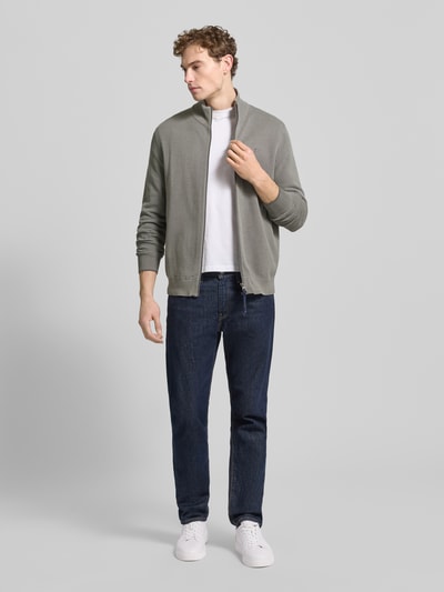 Männermodel trägt Cardigan mit Stehkragen und Reißverschluss von Lerros, Two-Tone-Machart, reine Baumwolle, Regular-Fit, Ganzkörperansicht von vorne.
