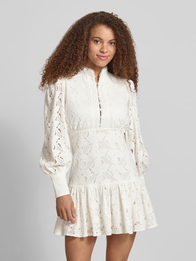Frauenmodel trägt Cocktailkleid aus Spitze Modell 'REMY' von Bardot, Viskose-Baumwoll-Mix, figurbetonter Schnitt, Minikleid, Knopfleiste, Ganzkörperansicht von vorne.