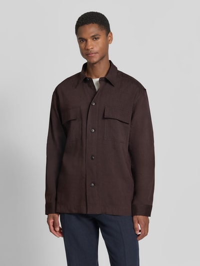 Männermodel trägt Regular Fit Overshirt aus Leinen-Mix von BOSS, Optik: Unifarben, Passform: Regular-Fit, Taschen: Brusttaschen, Ganzkörperansicht von vorne.