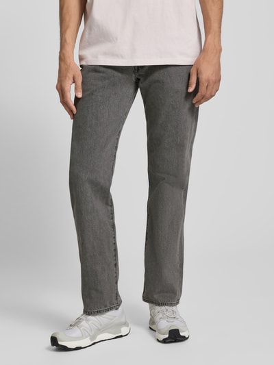 Männermodel trägt Straight Fit Jeans aus reiner Baumwolle Modell '501®' von Levi's®, Denim-Optik, Twill-Struktur, 5-Pocket-Design, Nahaufnahme Oberkörper.