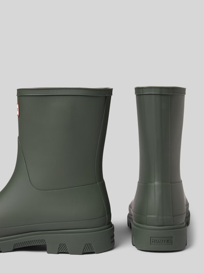 Produktfoto, Stiefel mit Logo-Detail von Hunter, kolor oliwkowy, gładka powierzchnia, profilowana podeszwa, detal z logo, krój zaokrąglony, Wysokość obcasa 3 cm, Wysokość cholewki 20 cm, Szerokość w rozmiarze 40: 14 cm
