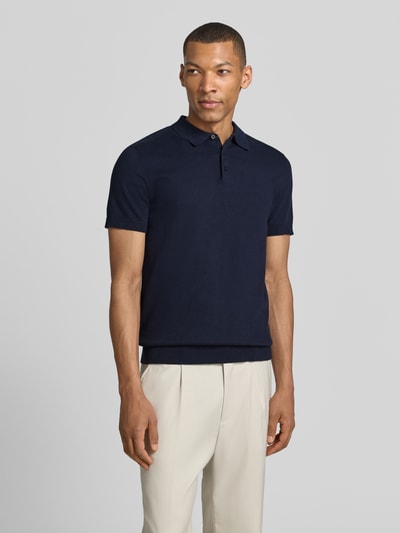 Männermodel trägt Regular Fit Poloshirt aus reiner Baumwolle Modell 'BERG' von SELECTED HOMME, Optik: Unifarben, Ganzkörperansicht von vorne