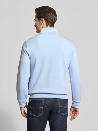 Männermodel trägt Regular Fit Troyer aus Baumwoll-Mix von Polo Ralph Lauren in Optik: Unifarben, Materialverarbeitung: Sweat, Ganzkörperansicht Rückansicht.