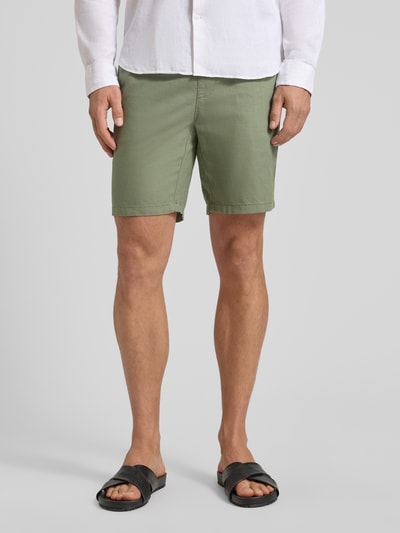 Männermodel trägt Herren Shorts aus Leinen-Baumwoll-Mix Modell 'barton' von Matinique in Grün, Regular-Fit, elastischer Bund mit Tunnelzug, Ganzkörperansicht von vorne.