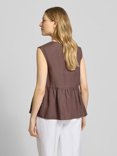 Vrouwenmodel draagt top uit linnenmix met viscose-aandeel van Christian Berg Woman Selection in bruin, getailleerde pasvorm, V-hals, knoopsluiting, plooien, ruglengte maat 36: 61 cm, schouderbreedte maat 36: 40 cm, borstwijdte maat 36: 45 cm, geheel van achteren bekeken
