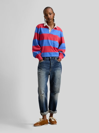 Frauenmodel trägt Regular Fit Poloshirt aus reiner Baumwolle von Polo Ralph Lauren, gestreift, mehrfarbig, langarm, Piqué, Ganzkörperansicht von vorne.