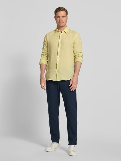 Männermodel trägt Regular Fit Freizeithemd aus reinem Leinen Modell 'RELEGANT' von windsor, Optik: Unifarben, Ganzkörperansicht von vorne.