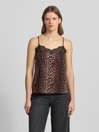 Frauenmodel trägt Relaxed Fit Blusentop mit Spitzenbesatz Modell 'TIFFANY' von Pieces, Optik: Unifarben, Passform: Relaxed-Fit, V-Ausschnitt, Applikation: Spitzenbesatz, Trägerform: verstellbare Spaghettiträger, Materialverarbeitung: Crêpe, Ganzkörperansicht von vorne.