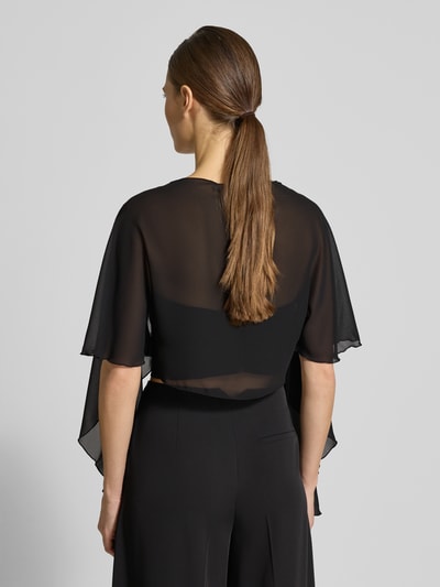 Frauenmodel trägt Regular Fit Jacke im semitransparenten Design von Christian Berg Cocktail, kurzärmelig, Rückenlänge 41 cm, Ganzkörperansicht Rückansicht.