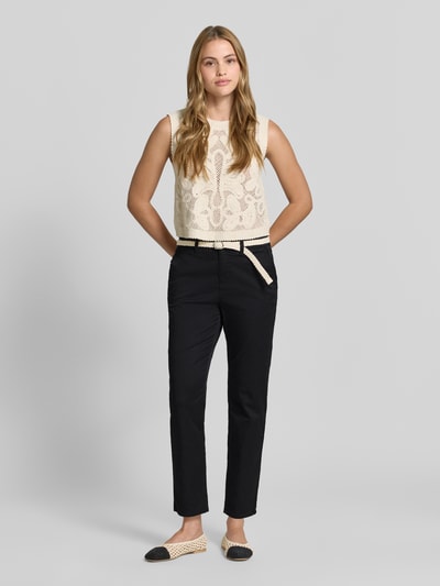 Frauenmodel trägt Regular Fit Chino aus Baumwoll-Mix von s.Oliver RED LABEL in Schwarz, Mid Waist, Gürtel, Twill, Ganzkörperansicht von vorne.