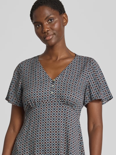 Kobiece modelka nosi Knielanges Kleid aus Viskose mit V-Ausschnitt von zero, wzór geometryczny, odcienie szarości, niebieskiego i czerwieni, taliowany krój, wiązany pasek, listwa guzikowa, wiskoza, Długość do kolan, Szerokość w rozmiarze 36: 32 cm, Długość tyłu w rozmiarze 36: 90 cm, Długość rękawów w rozmiarze 36: 21 cm, zbliżenie na górną część ciała