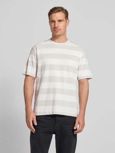 Männermodel trägt Oversized T-Shirt mit Streifenmuster und Rundhalsausschnitt von Lindbergh, Reine Baumwolle, Rückenlänge 72 cm, Ganzkörperansicht von vorne.