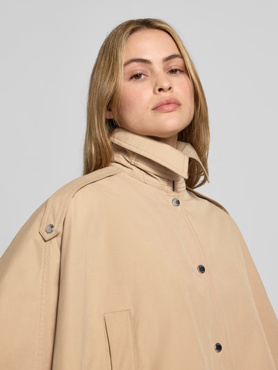Vrouwenmodel draagt Loose Fit Cape met katoenmix Model 'C_CLARI' van BOSS Oranje, look: effen, platte kraag, drukknoopsluiting, schoudertrensjes, stolpplooi, zij-steekzakken, Nahaufnahme bovenlichaam.